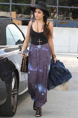 明星粉色背心搭配,明星们的粉色背心时尚搭配指南