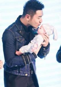 明星男孩孕肚,揭秘育儿新风尚