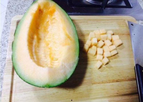 两父子吃哈密瓜,甜蜜时光温馨回忆